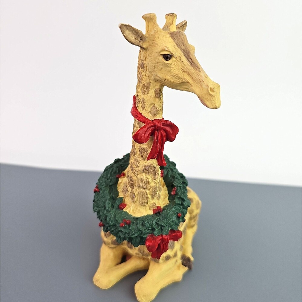 Vintage Christmas Giraffe Figure Festive Green Wreath Resting 6 x 4 inch Animal